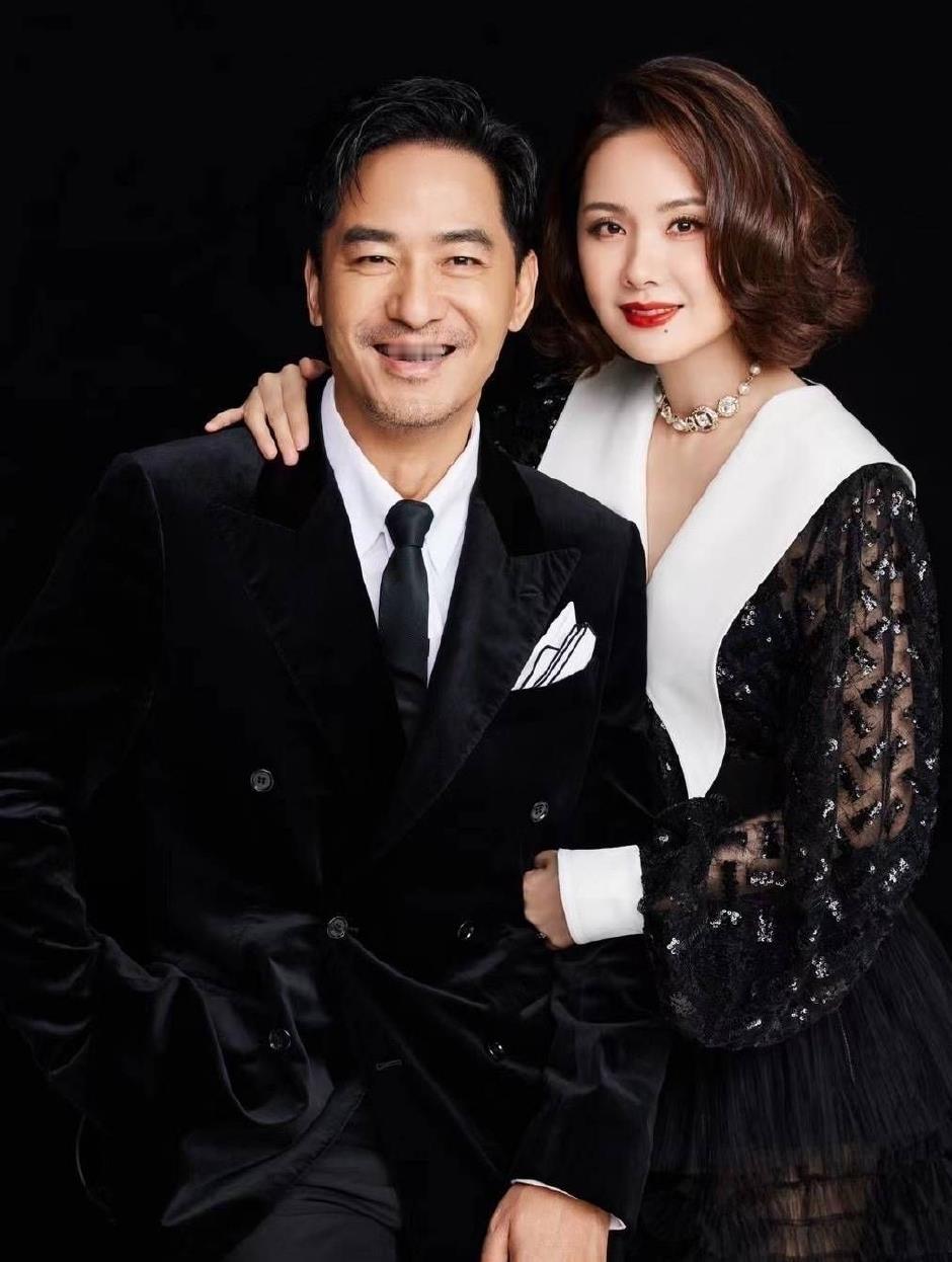 程莉莎到底图郭晓东什么？
当年她可是当红女星，却为了这个男人放弃事业，跑去山东农村办流水席婚礼，穿大红棉袄敬酒。郭晓东说自己是个“巨婴”，家里大小事全是老婆打理，他连钥匙放哪都不知道。程莉莎被分手二十多次，每次都是她回头找对方。
很多人替她不值，说她爱得太卑微。可你看她上节目时眼神里的光，那是一个女