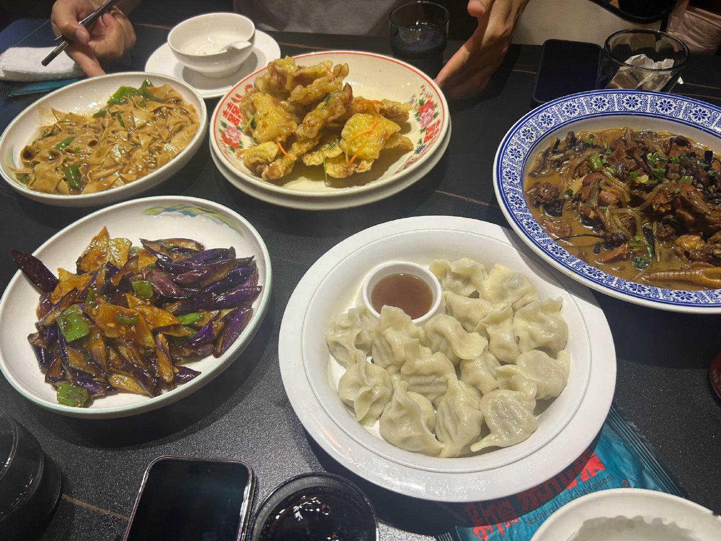怀疑今晚会很堵车路上不好开，然后爸妈就来上海接我回崇明，虽然路上是我开的（因为要让我练练大晚上的开车），他们凭空多走的这一趟换句话来说叫幸福，如果上海回崇明能更迅速便捷些就好了 ​