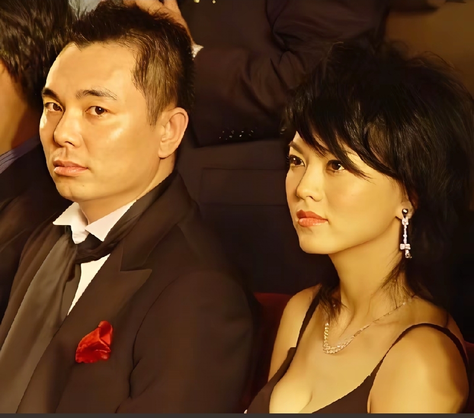 当年，李湘与前夫李厚霖出席活动时的一张留影，那时候的李湘年轻时时尚，但分手后，李厚霖却说像她这样的女孩大街上一抓一大把。