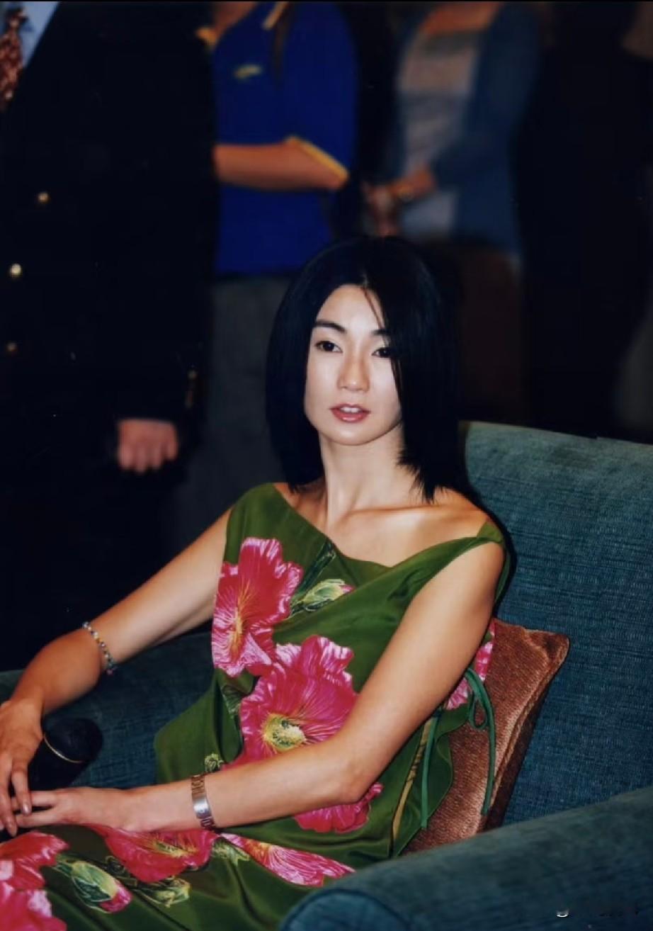 1999年，张曼玉专程从香港抵达上海出席“力士张曼玉电影周”幸运观众见面会和力士美发产品经典畅想展。
有记者问35岁的张曼玉怎样看待青少年染发?
张曼玉说，年轻时她也染过发，感觉很新潮。后来成熟了，觉得黑头发是东方女性独有的美丽，还是顺其自然好。
关于成熟，张曼玉说，成熟就是找到自我，能够有勇气和胆