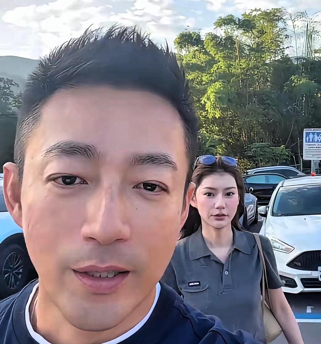 马筱梅在汪小菲镜头里翻车了？平时直播间里挑不出毛病的那张脸，到了街头随手抓拍底下，居然肿得差点让人没认出来。
汪小菲发了段一家人出门逛街的视频，马筱梅走在他身后，刚好被原生镜头扫了个正着。
没了滤镜和补光灯加持，她眼周浮肿明显，两腮也显得格外肉感，甚至因为抓拍时没做表情，眼神显得有点冷冰冰的，被