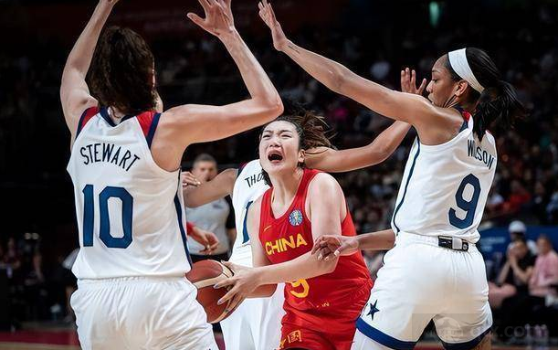 中国女篮今晚真要能爆冷击败美国女篮，不管最终名次如何，都可以评选为2026年中国体坛十大新闻榜眼了！迄今为止，中国男女篮还从来没有在世界大赛上掀翻美国队的记录，请看中国男女篮同美国队交手历史记录：

中国男篮vs美国男篮：11战11负
中国女篮vs美国女篮；15战15负

这么算下来，中国男女篮球队