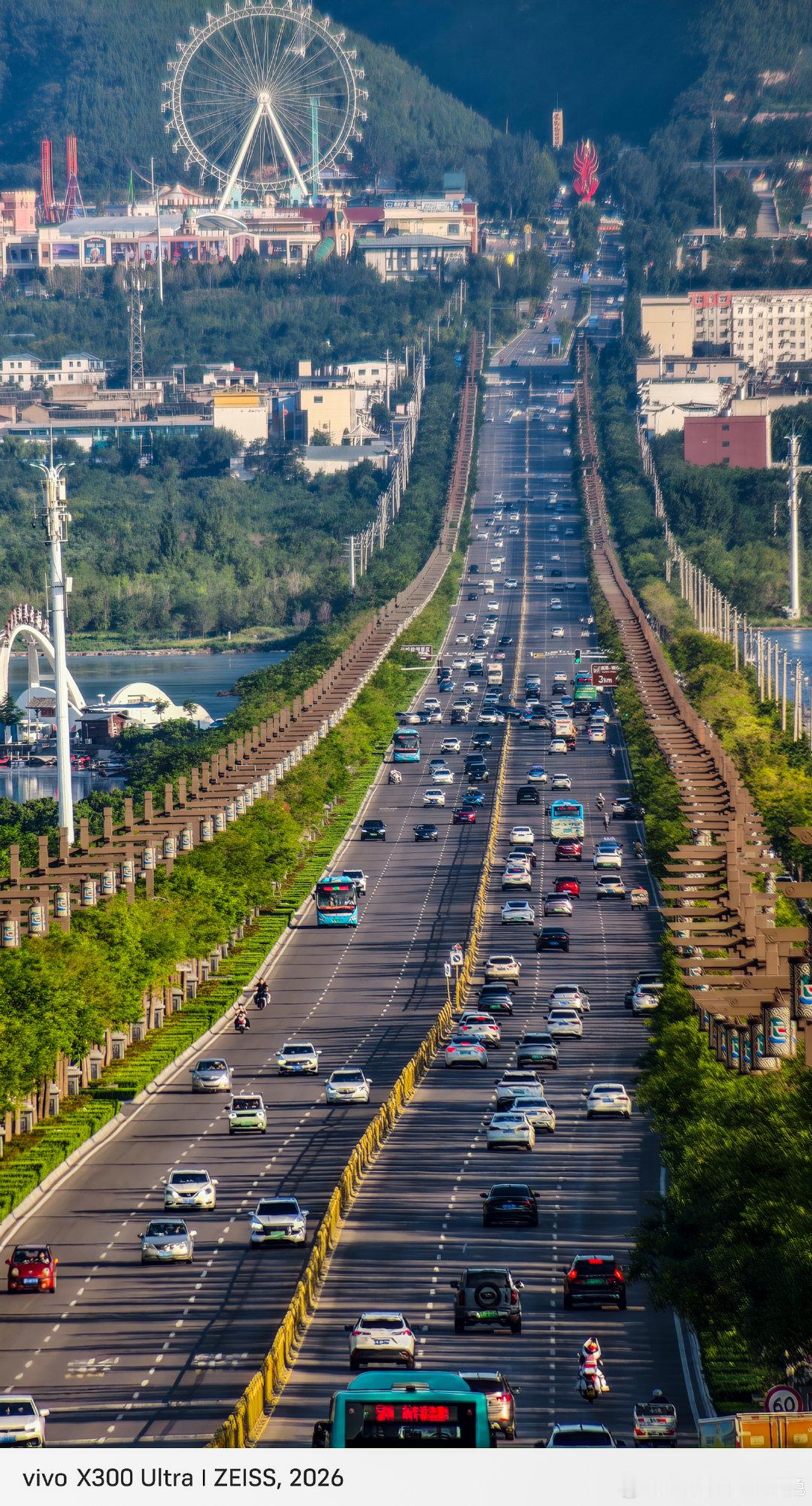 [超话]运城大道，城市纵贯线 登高俯瞰运城大道，车流奔涌向前，道路向着...