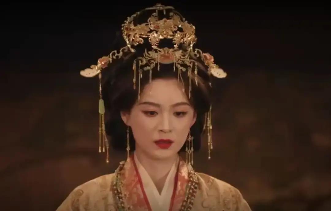 自己端着毒酒去害人，结果失手把自己给毒死了，天底下真有这么讽刺的事。
《嫁金钗》里君黛咽气那一刻，魏恒娥还在那撒泼倒打一耙，非咬着魏娆不放。
直到陆濯把当年那个土匪头子屠虎直接押到跟前，整场烂戏才彻底被掀翻。
周芙看着站在眼前的魏娆，整个人彻底懵了。找了半辈子的亲生骨肉，居然就是这个受尽排挤的