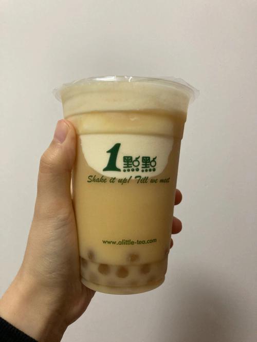 一点点上热搜第一，原因有点倒胃口

奶茶品牌一点点，这两天冲上了热搜第一。不是因为出了新品，是因为一名前员工。

这位在福建三明门店工作的胡先生说，他在茶叶里挑出过石子、还有疑似塑料的异物，上报后，公司让他直接挑掉继续用。他接受不了，8月11日向上海总部稽核反映。

两天后，8月13日中午，自称他同