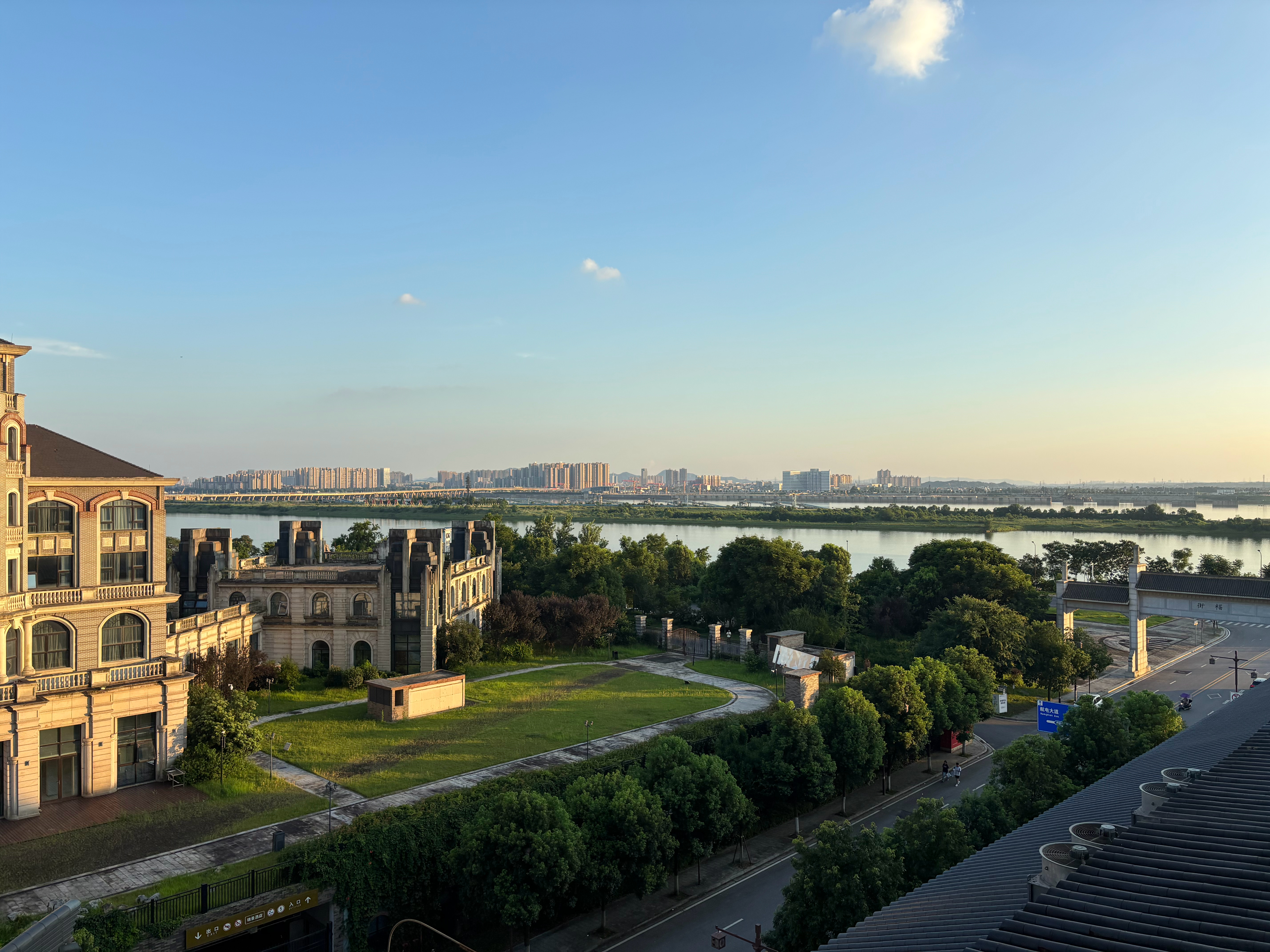 落日漫过湘江江面， 在丽景酒店的窗前， 邂逅望城独有的山河 与建筑温柔 ​​​