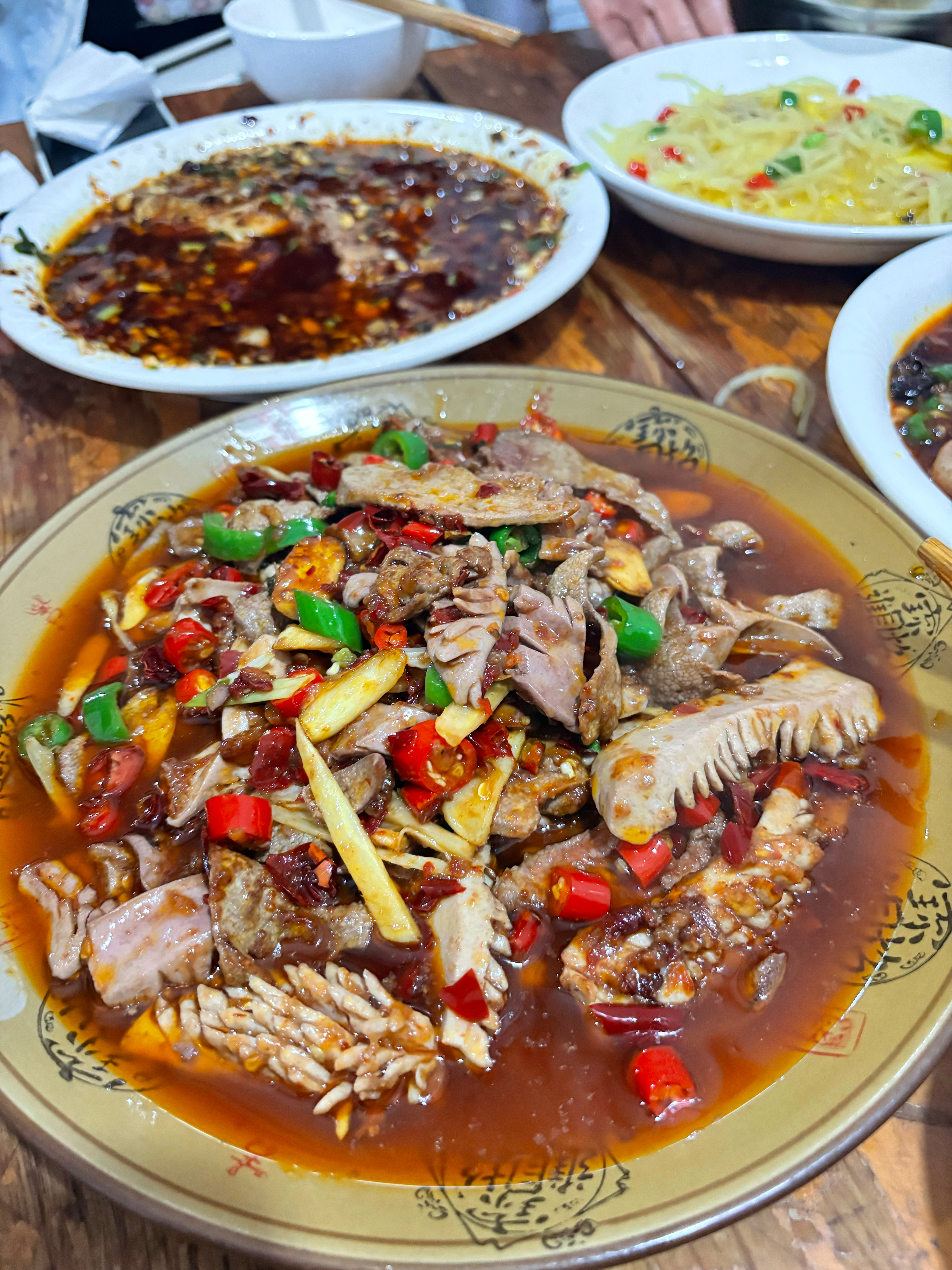 终于来资中吃通风饭店
十一点半不到怎么就如此火爆 开始罚站式占座
拌核桃肉我感觉一般 味精味有点重
肥肠很好吃！！ ​
