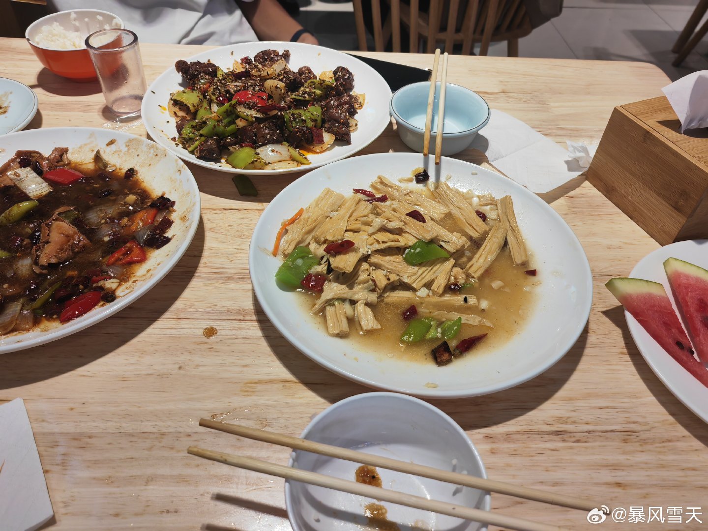 旁边桌上有两大哥，说话声音挺大，从半导体聊到母猪产后护理，从ETF聊到纳斯达克，各板块概念如数家珍，真羡慕这俩大哥，懂得真多。[酷][酷][酷][酷] ​