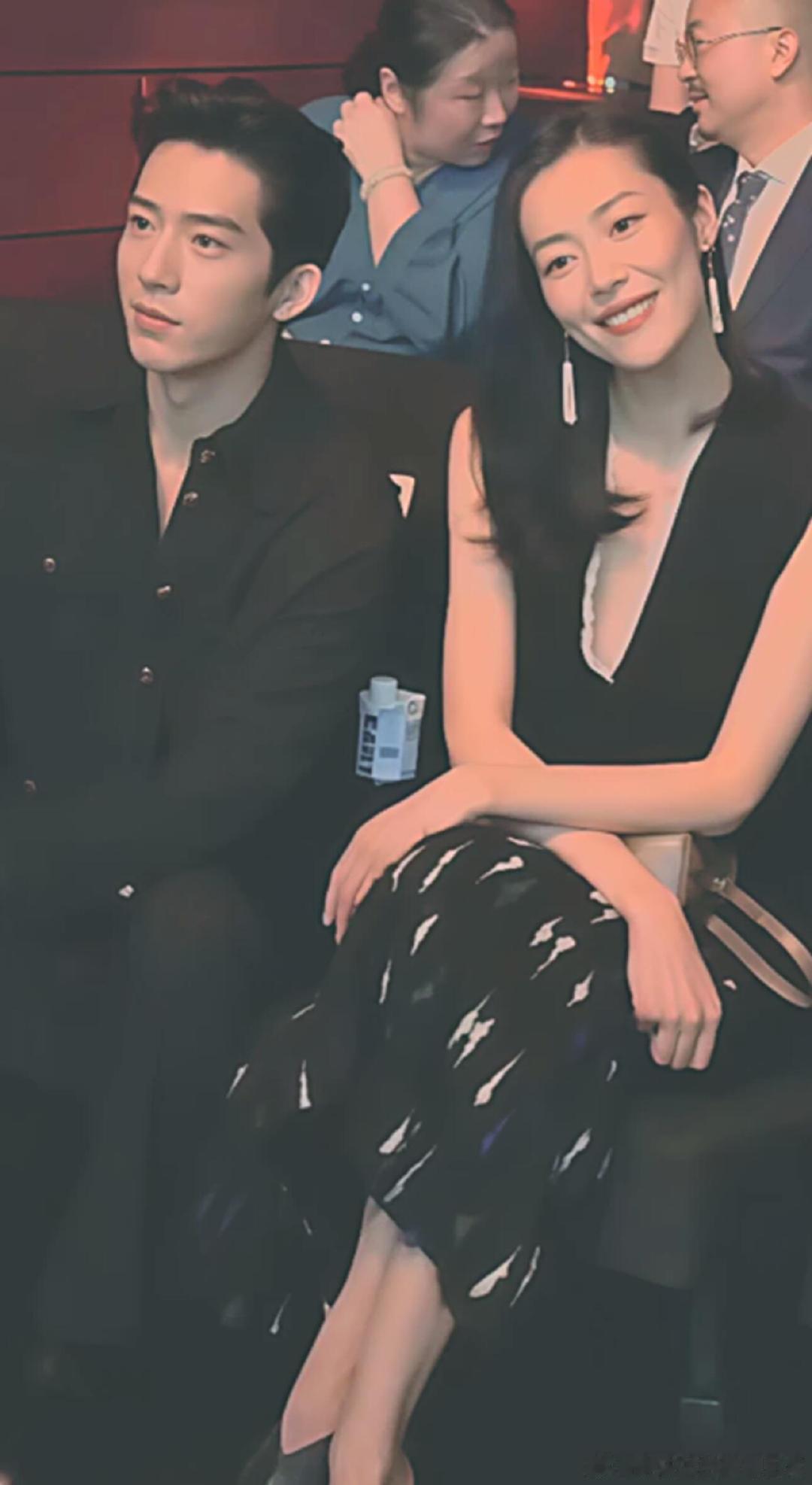 #井柏然刘雯 大大方方#Chanel同框，真的不得不感叹：有一种缘分叫“Chanel让两人结缘”，有一种爱情叫“势均力敌”。最高级的情侣装，不是穿得一模一样，而是气质的同频与灵魂的契合。 ​