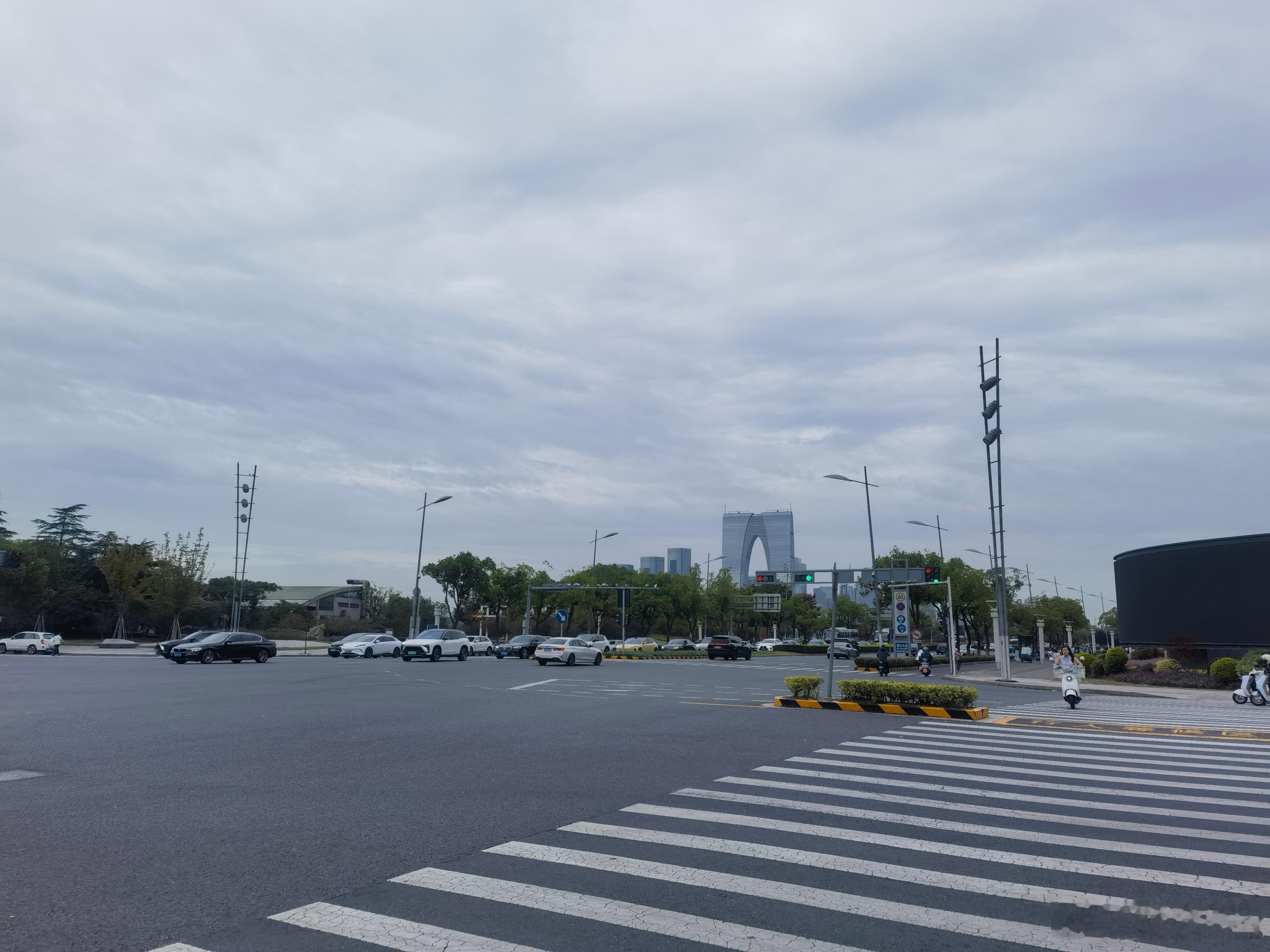《违停与律师函》      近日听说有一小区，某位业主因为车子多次违停在小区消防通道被锁、被禁入而给物业发出律师函，觉得好笑，一句话，大千世界，无奇不有！      消防通道不容许长时间停车，这是常识，在小区外，叔叔就会来贴罚单乃至于让它消失，小区内贴单提醒警示，屡教不改，锁车禁入，小区有议事规则（相当于小区的“宪法”）与业主公约，肯定还有车辆管理规定，违反了，就得警告，就得纠正，来律师函的应该是小区的管理单位啊！怎么反过来了？      再看律师函，律师的存在本来就是为了保障法律的公正性，而不是当事人怎么说就怎么信！律师函说“在零沟通、零提醒、零催告的前提下，擅自……”，可下面附的照片明明有一白一红两张告知书，业主说是“零”，律师不调查就信？      说小区物业“核心职责是服务业主，规范小区秩序”，说得真好，服务业主，是服务全体业主，规范秩序，就包括不容许消防道路长时间停车，因消防通道堵塞的血淋淋的教训还少吗？      “无视业主合法权益”，这句话恰恰应该是自责，违停就是无视...