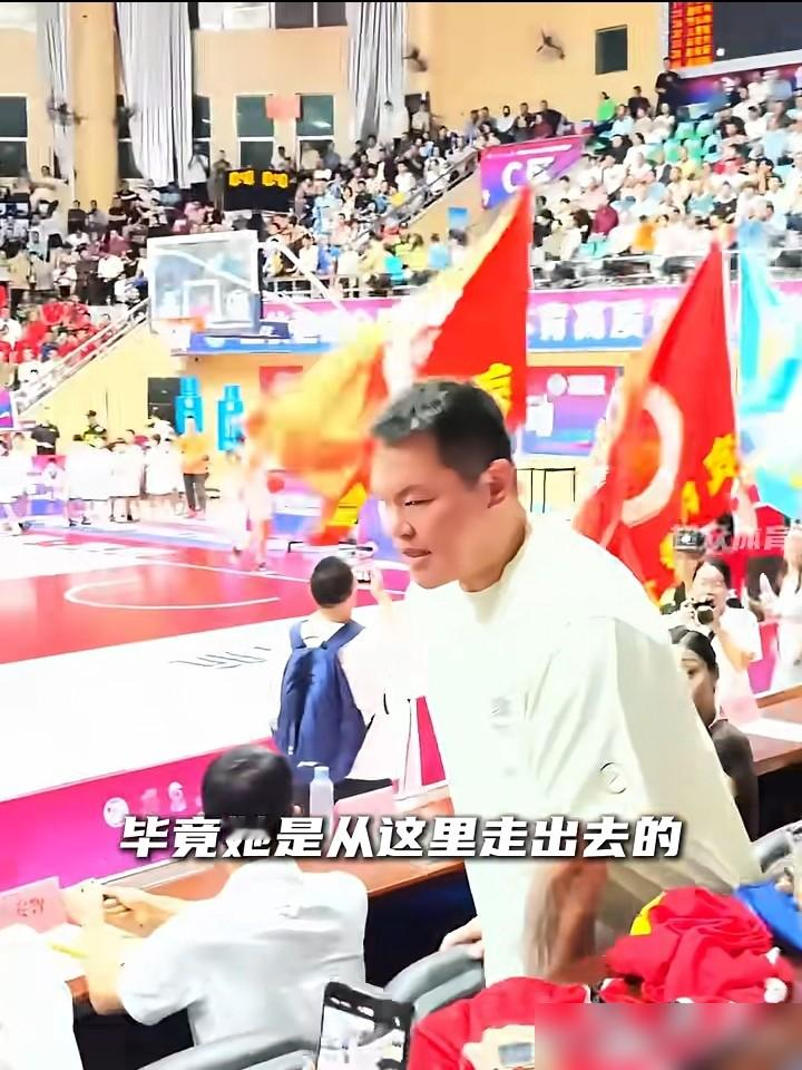 郭士强那个位置，现在连问都没人敢问了。
不是没人想干，是干了就得背锅，赢了算应该，输了直接下地狱。
但球迷扒出来一个细节，2017年广东队老板第一个找的不是杜锋，是朱芳雨。
老板原话就是让他直接接主教练。
朱芳雨当时回了一句：我真不会做主教练，你非让我干，我就去别的队打球。
说完转身干了总