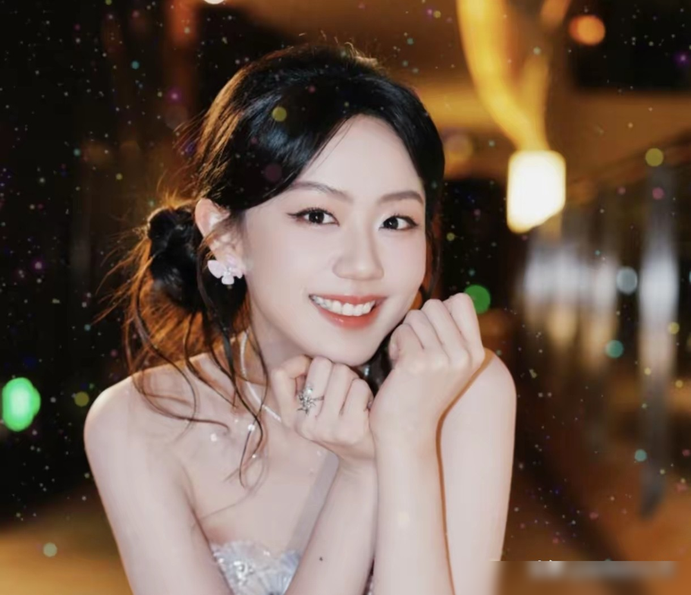 许嵩谈个恋爱，一堆人替他算账，算完发现这哪是歌手，分明是个印钞机。
海蝶音乐总监的头衔先放一边。太合音乐港股招股书里，有个神秘供应商B，两年采购成本干到6.8个亿。圈内都清楚，那就是许嵩。
他的《呼吸之野》巡演，45场里独占43%的盘子，160万人次，直接开进鸟巢。别拿过气那套眼光看他，人家的版
