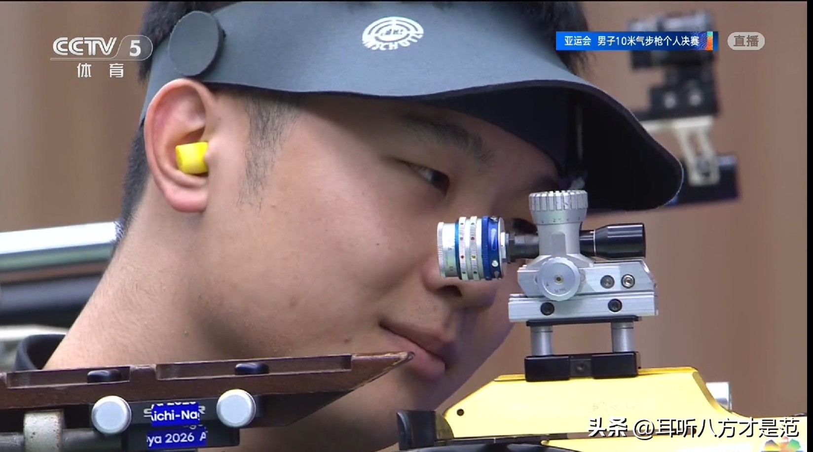 不是冠军盛李豪，也不是亚军狄龙，而是18岁小将马思涵!
亚运会男子10米气步枪淘汰赛连闯两关，淘汰了两位韩国选手的中国选手马思涵，已经从排名第七冲到了第五，面对排名第四的蒙古选手加枪决胜负，三次击射，三次打平。
这时候小将马思涵笑了，蒙古老大哥非常镇定，他可是蒙古国全国冠军。最后再加一枪马思涵10.