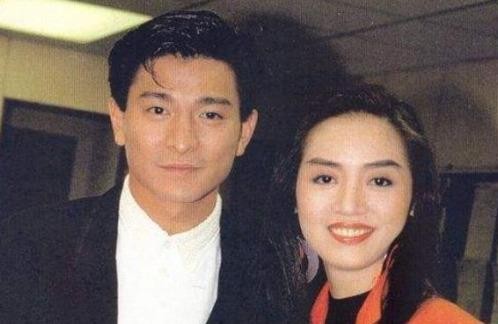 刘德华被记者问14岁女儿有没有谈恋爱，吓得后退一步连说五个“没有”，还补了句“18岁以后吧，我是老古董”。他女儿刘向蕙在学校跟同学说“我爸是刘德华”，同学直接翻白眼让她别吹牛，因为这孩子平时穿得普普通通，坐校车上学，怎么看都不像天王的闺女。刘德华讲这事的时候笑得合不拢嘴。我觉得这才是当爹最实在的样子