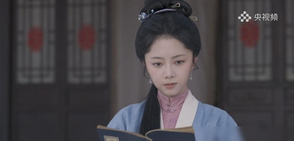 圣旨砸下来那一刻，韩梁连门都没进去。提亲被拒，转身就是赐婚，新郎不是他。兰香没哭没闹，回头先安抚爹娘，一句“天塌不下来”，把全家魂儿都按住了。牛骏峰演这个寒门状元，憋屈全在眼睛里。从金陵小院熬到京城朝堂，最后雪夜死谏，冻成御书房门口一座冰雕。观众哭崩了。接戏时他没问片酬番位，只问拍摄周期，直接空档进