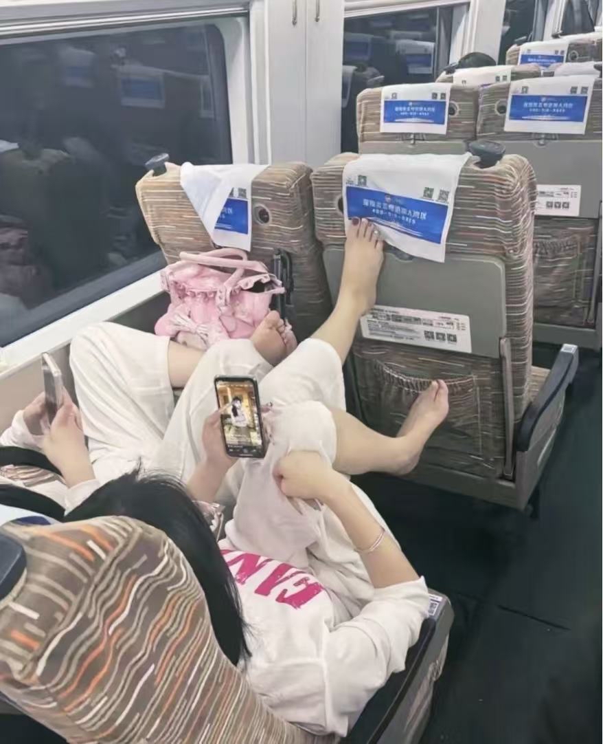遇到这种情况你应该怎么办？
看看这张照片，如果你在高铁上遇到这种不文明行为，你会怎么善意提醒？