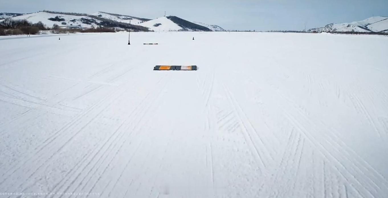 香槟塔重出江湖！这次是减速带随地乱扔，蔚来ES9上的香槟塔还是屹立不倒...