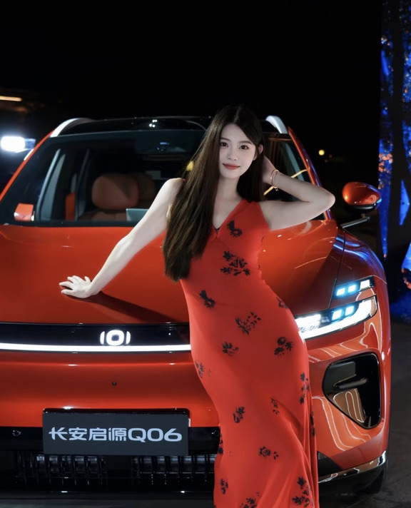 City Drive｜今天的OOTD，主角不止是穿搭🚗✨
很喜欢这种Clean Fit＋City Drive的氛围。
	
一身简约穿搭，配上一台高颜值的车，随手拍都很有杂志感📸
	
长安启源Q06的设计很戳我，他不像传统SUV的厚重感，流光美学让整个车身线条特别舒展，低趴的姿态、流畅的侧面轮廓，加上很有质感的流光翡翠与微醺玫瑰车漆，在阳光下真的很出片。
	
打开车门，座舱也是舒服耐看的风格，冰箱、彩电、大沙发样样俱全，二排随便翘而两腿，宽敞又有松弛感，不管是City Drive、周末短逃离还是OOTD拍摄，都很适合。
	
果然，高级感从来不是堆砌，而是每一个细节都刚刚好。
	
#长安启源Q06 #车圈超帅SUV