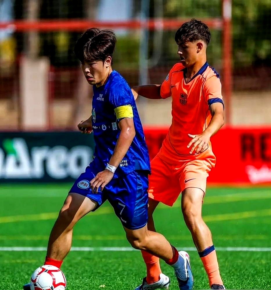 11打9，硬是没踢进一个球。皇马U18被逼急连吃两张红牌，中国足球小将最终还是0比1输了比赛。

这群09和10年的孩子越级去马德里踢馆。皇马梯队急眼了，第29分钟和66分钟连放狠动作，主裁直接掏出两张红牌赶人。

多打两人却破门乏术。赛后复盘揭开底牌，临时借调的球员没合练，防守定位球站错位直接丢球