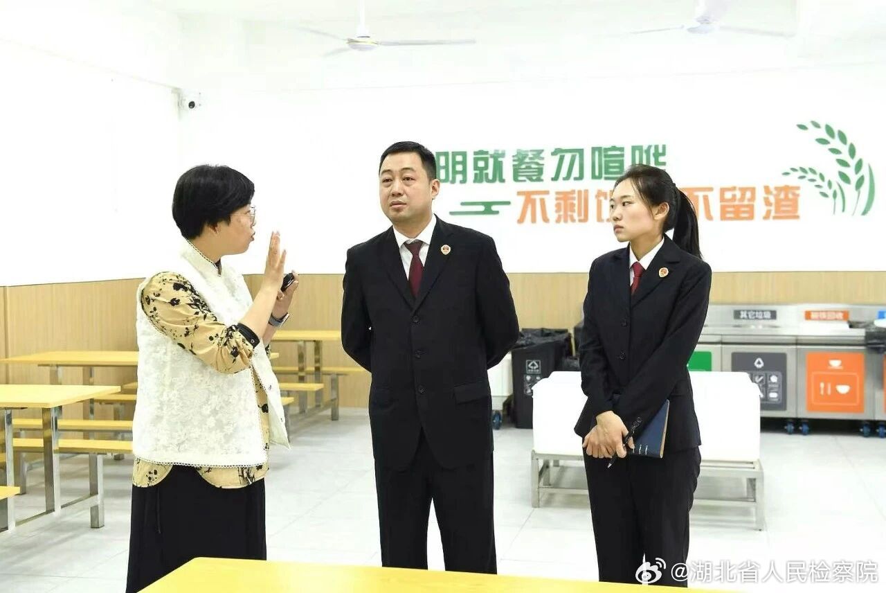 #鄂检新闻#【法治副校长进校不讲课，头一站先奔食堂问需】10月10日上午，宜昌市伍家岗区人民检察院党组书记、代理检察长、宜昌市外国语中学法治副校长王谦，带领该院未检工作室工作人员走进宜昌市外国语中学，把法治副校长的履职从课堂延伸到食堂与操场。大家先后来到食堂、操场实地走访，边看边问校园 ​