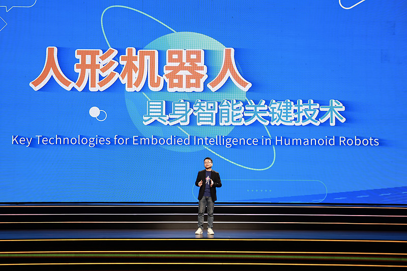 大佬们集体押注世界模型和物理AI，他们到底看到了什么？

李飞飞、黄仁勋、张一鸣、孙宇晨——这些名字放在一起，本身就说明问题。

最近，李飞飞创办的World Labs被AMD以82亿美元收购；黄仁勋在CES 2026上宣告物理AI的“ChatGPT时刻”已到来；张一鸣亲自督导世界模型研发；孙宇晨把