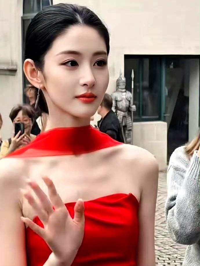 一条正红缎面抹胸长裙，直接把赵晴送上了热搜。

新剧《无效娇养》刚开机，这组路透生图就开始刷屏。正红缎面抹胸长裙配上同色飘逸颈纱，再加上古典盘发，把优越的肩颈线条全亮了出来。连生图都能看出那股极强的缎面光泽感。

评论区全在喊美成神。剧还没播，单靠这套明艳大气的造型就把期待值拉满了。这波红裙生图状态