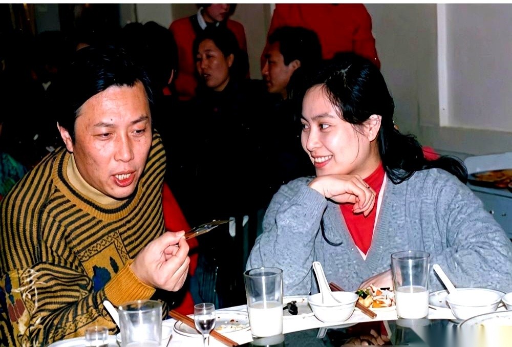 唐国强当年接下94版《三国演义》里的诸葛亮时，片子还没播，外头的风声就已经难听到了极点。
抗议信一封接一封直接递到了广电，字句戳心：让一个靠皮相出名的“奶油小生”来演卧龙先生，纯粹是毁了名著。
那是一九九四年，他四十二岁。
满城风雨的时候，他带着三十岁的妻子壮丽，钻进了一家不起眼的小饭馆。桌上摆着两
