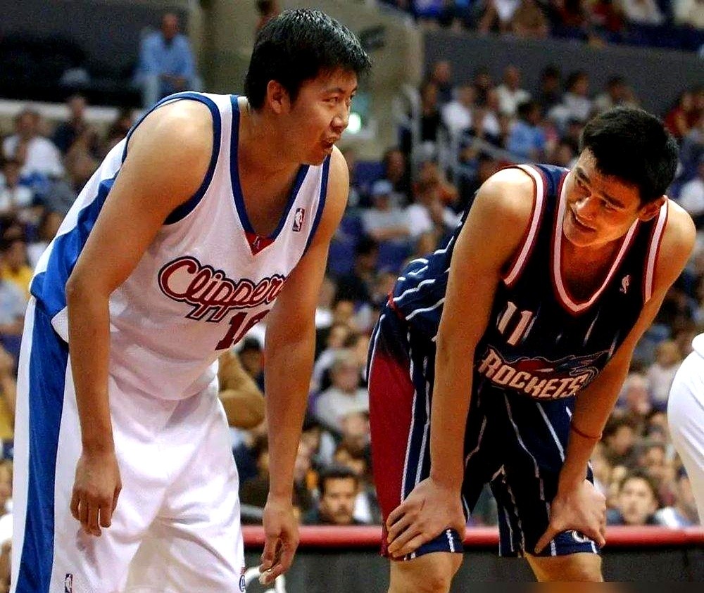 诺维茨基在NBA挣了2.5亿，王治郅只有573万。但今天没人再拿他俩比钱。

4月穿着军装站上德国柏林领奖台，他成了中国篮球第五个进国际篮联名人堂的人。到了9月，因为大校军衔没法全职进教练组，他直接成了国家队随叫随到的免费私教。

没编制，没合同。

亲自去教韩旭的脚步，抠张子宇的转身。从当年背负叛