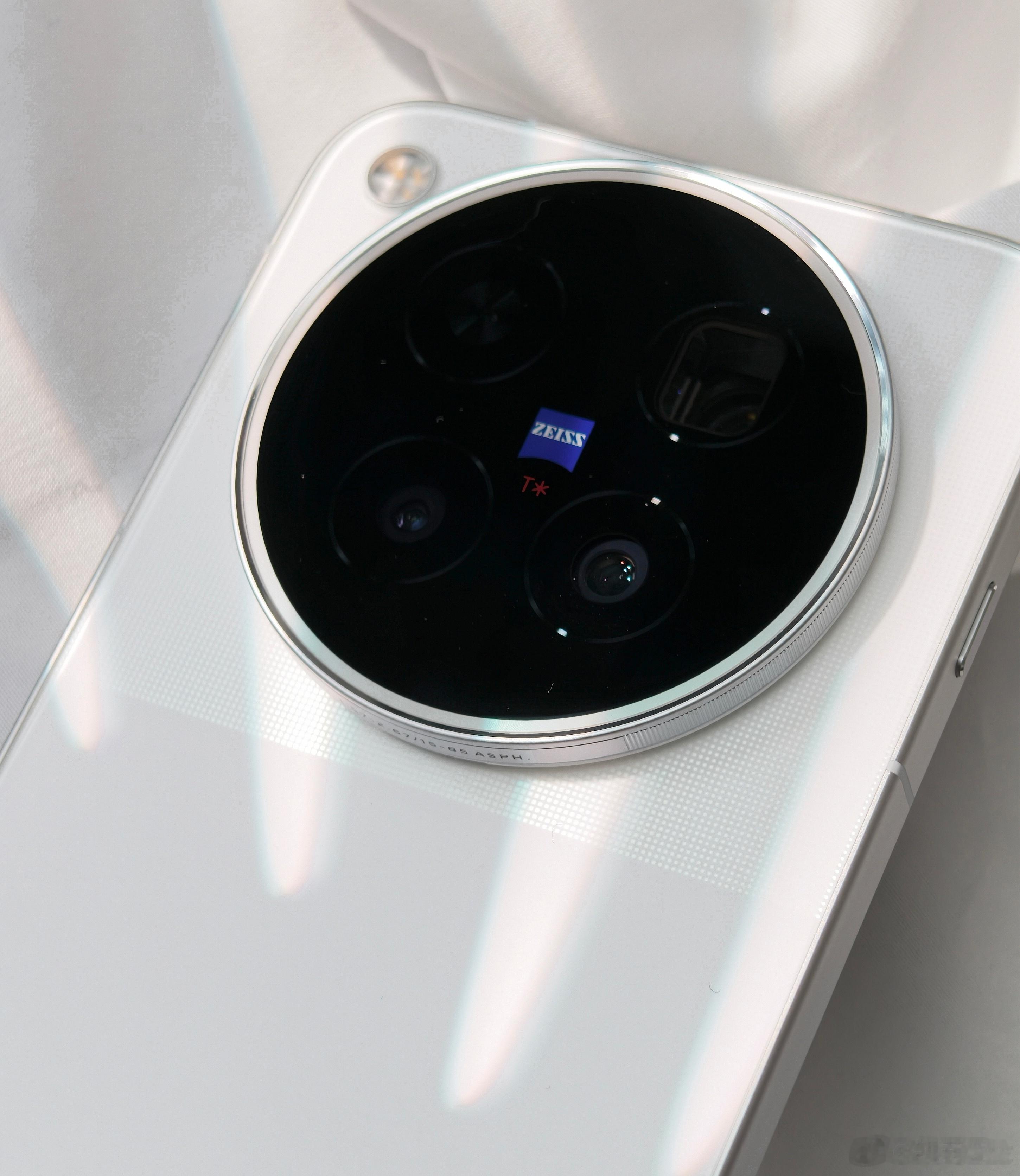 #vivo[超话]# 心心念念的vivo X500Pro Max终于到手啦，直接选择了晴天白色。
拆开包装那一刻真的被惊艳到，真机看着特别干净温柔，不是那种很生硬的亮白。后盖细腻的磨砂材质，日常使用很少留下指纹，强迫症狂喜。
整机拿在手里分量很足，边框弧度贴合手掌，长时间握着也不会硌手。镜头模组设计很有辨 ​