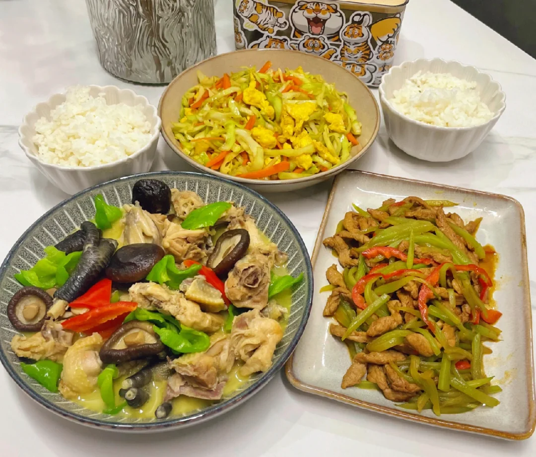 晚餐分享|莴苣肉丝➕香菇炖鸡➕包菜炒鸡蛋