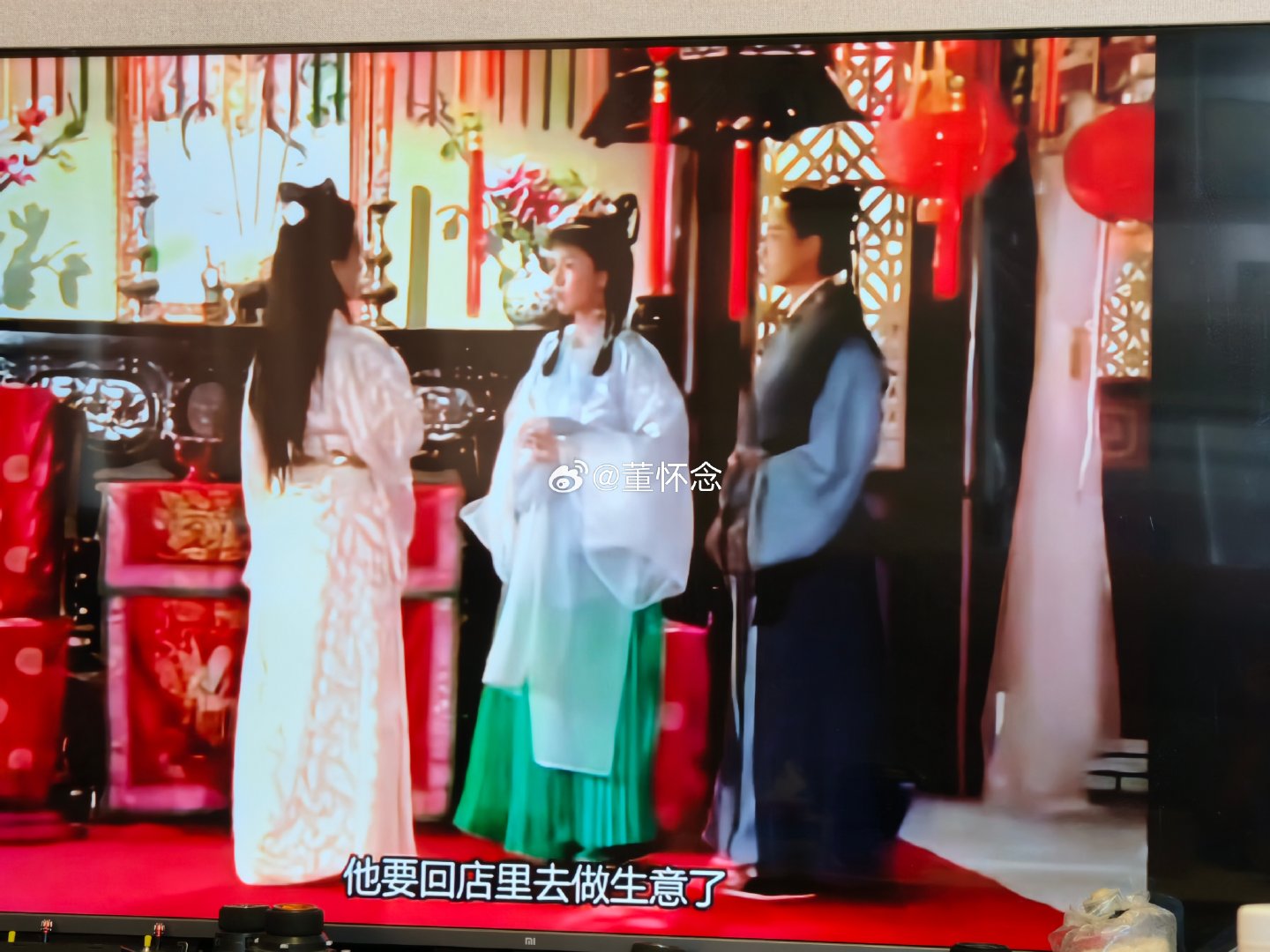 果然是闪婚！
而且盗窃那么多钱财是为了报恩[泪奔]同情李捕头。 ​