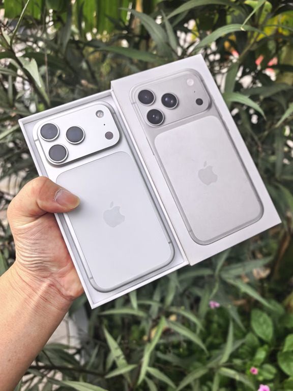 出刚买的 iPhone 17 Pro 256G 银色