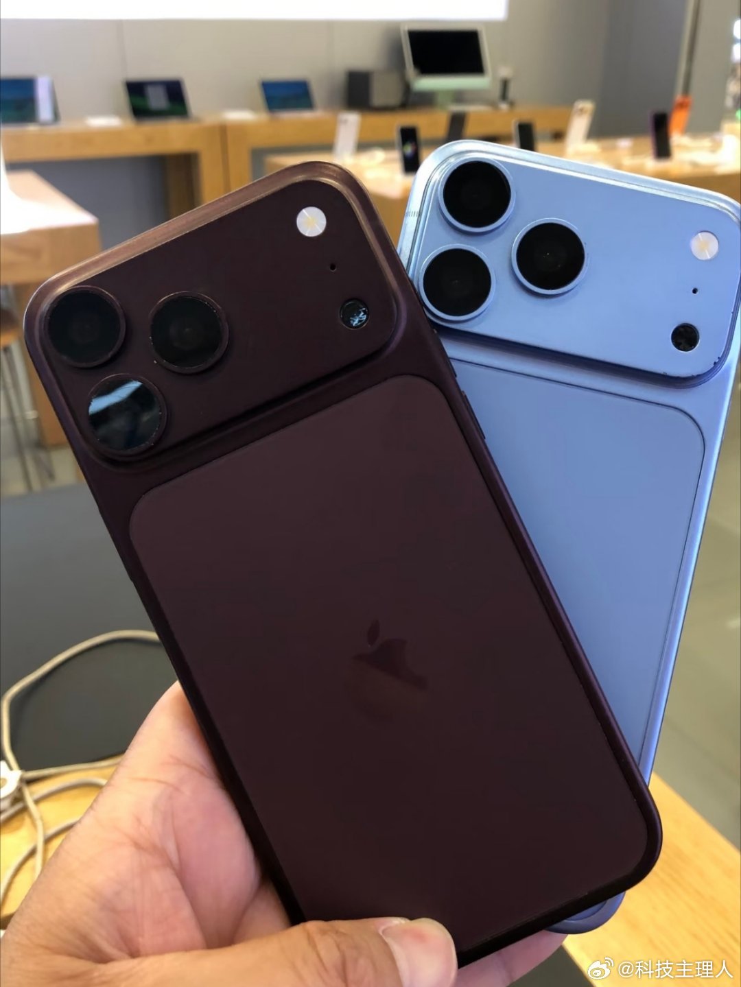 #iPhone18Pro转手就能加价3000元# 9月12日晚iPhone18 Pro开启预售，官网卡顿，首批订单很快排到10月。货源紧张催生高价，银色256GB机型溢价高达3000元。黄牛已经形成代抢、线下交易、囤货倒卖的完整链路，不少人拿出百万资金收货，靠着信息差赚取高额差价。 ​