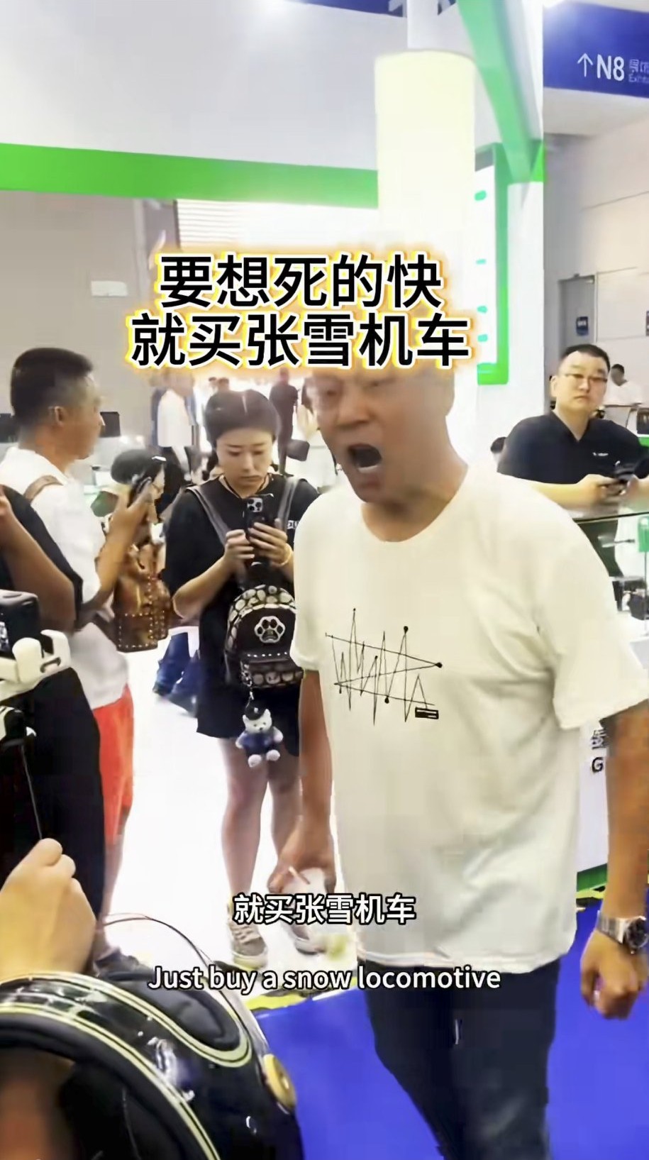 听完这句话，就明白为啥摩友都那么讨厌王铸父子了！当初捣乱的时候王铸他爹，直接诅咒“要想亖的快，就买张雪机车”！

当初刚成立公司，父子俩不知道是中邪了还是酒喝多了，明明工资凯越已经结清了，他们还要大闹张雪机车展厅。

当时眼看就要打起来，幸亏陈星伊给了张雪两耳光，让他闭嘴，紧紧握住王铸的拳头，毕竟强