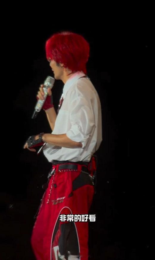#李荣浩演唱会问粉丝看早春晴朗了吗##李荣浩问粉丝看早春晴朗了吗#
抛开歌手的舞台滤镜，李荣浩化身追剧爱好者，演唱会现场抛出灵魂拷问，关心粉丝有没有追《早春晴朗》，真实鲜活的状态格外圈粉 ​