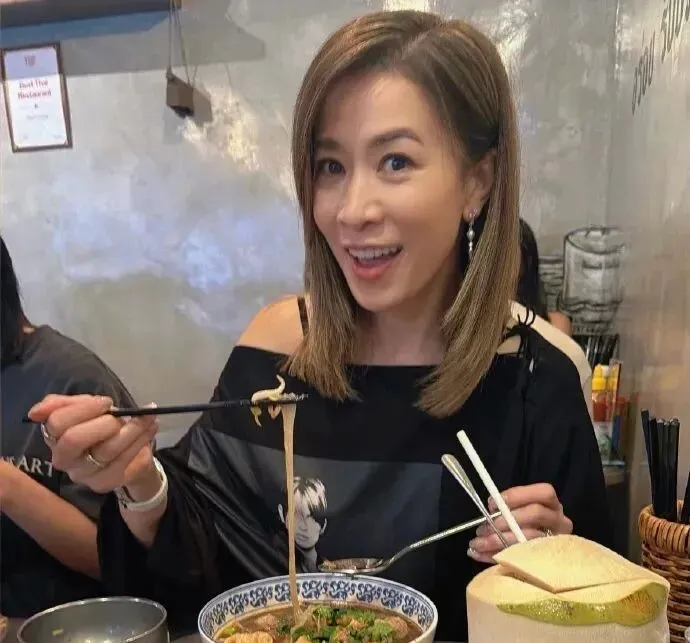 佘诗曼自曝食物中毒体重暴跌，坦言拍戏期间身体频频亮红灯