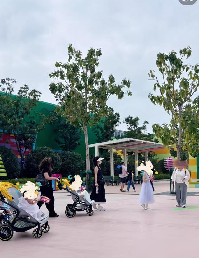 谢娜俩闺女穿着公主裙配旧运动鞋，被网友群嘲太土了。
结果张杰一句话都没回应，转头带着跳跳俏俏去公园疯跑了一下午。
照片里，孩子笑得牙都露出来了，裙子皱成一团，鞋上全是泥。有人扒出来，那双旧运动鞋是孩子自己非穿不可的，就图跑起来快。
哈林儿子穿女装被骂好几年，哈林就一句：我支持他。现在人家时尚资