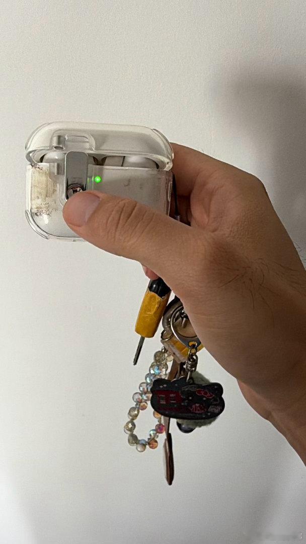 新买的商品中最满意的莫过于这个AirPods Pro 3保护套（上盖用磁吸固定，按住开盖有仪式感）和iPhone Duo这个车载重力支架，（还是感觉这种用的寿命长点，重点固定好不容易让iPhone Duo，不容易脱落或者观看角度不好，和好充电：之前那个把充电口都盖住了）。[666]  ​