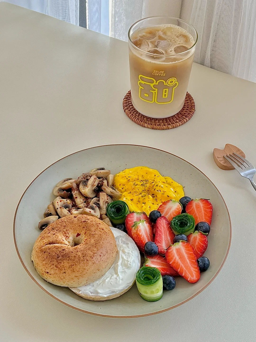☀️贝果vs 滑蛋口蘑水果早餐盘｜好心情吃出来