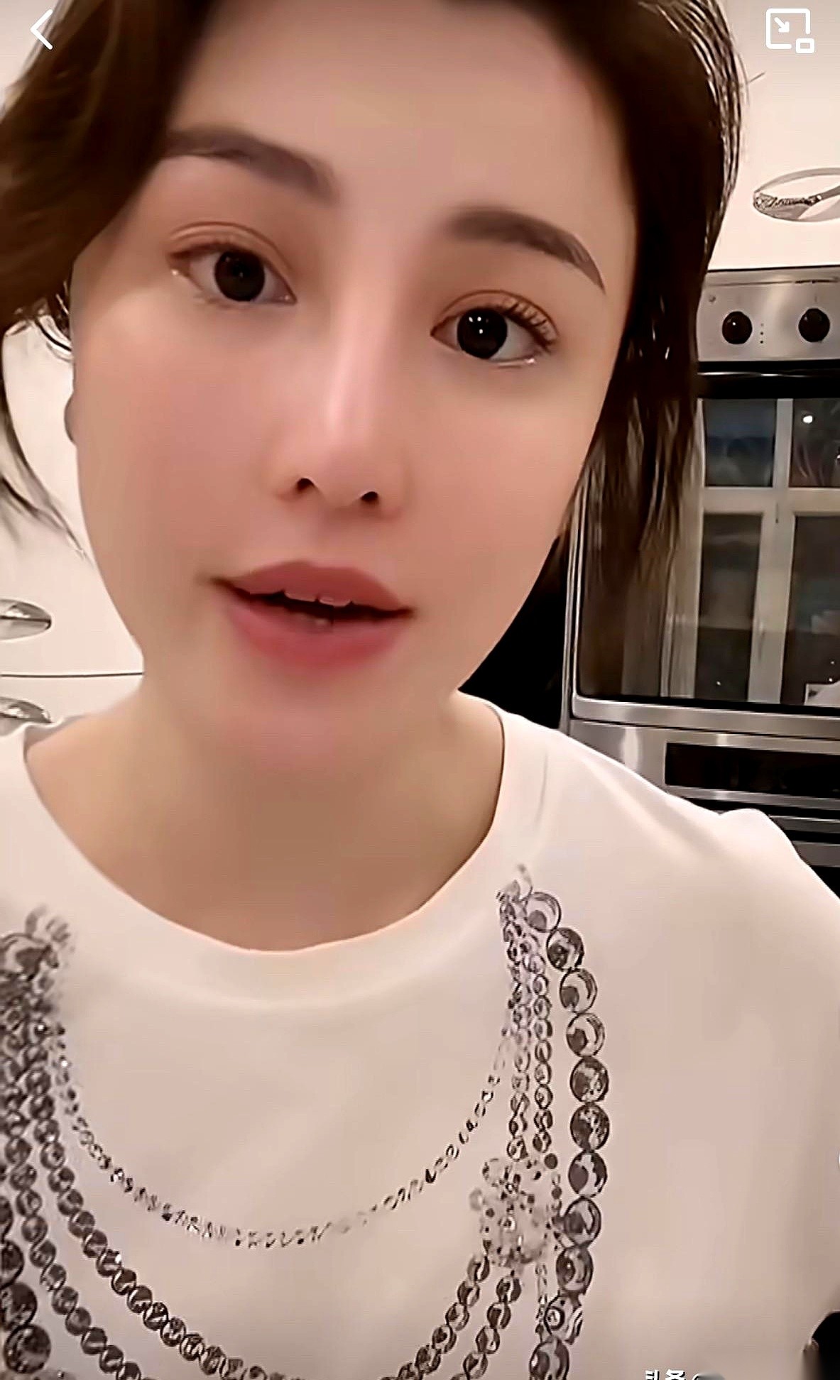 你告诉我，你要怎么向全网证明，自己十年前“没有”假怀孕？
难不成真要把肚子剖开，给大伙验看里面到底有几碗粉？
整整十年了，刘翔这段烂桃花，简直就像一把杀人不见血的钝刀。
今天深夜刷到葛天出来回应的视频，隔着屏幕我都替她感到深深的窒息。
“没办法自证，根本没法证，一旦自证就会被逼进死胡同。”
这话太扎