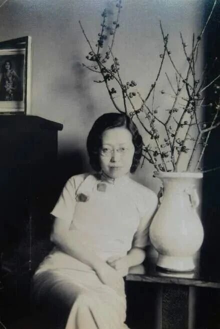 张爱玲的姑姑张茂渊，中国第一代女性播音员张茂渊于1902年6月3日出生于南京，是清朝名臣张佩纶与李鸿章之女李菊耦的幼女。
张茂渊这一生，说来也奇，顶着李鸿章外孙女、张佩纶幼女的名头，却活得比谁都清醒独立。
父亲早逝，她自幼被母亲当男孩养，穿男装，人称“毛少爷”。这股子硬气跟了她一辈子。
她是最早那拨