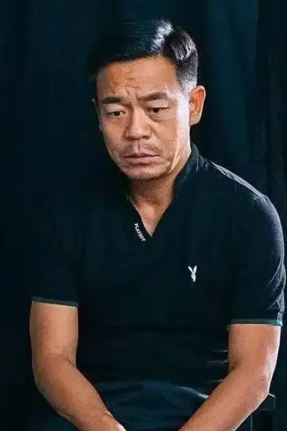 演员孙浩，今年五十八，无儿无女，没有结过婚，有记者问他，不想找个人共度余生吗，孙浩苦笑，要是这样，不如让我去扛沙袋。 
 
这句话听着轻松，孙浩真正熟悉的“扛沙袋”，却来自拍戏。2026年电视剧《主角》中，孙浩饰演秦腔icon艺人苟存忠。

孙浩这句话，听着像玩笑，细品却满是滋味。

五十八岁的年纪