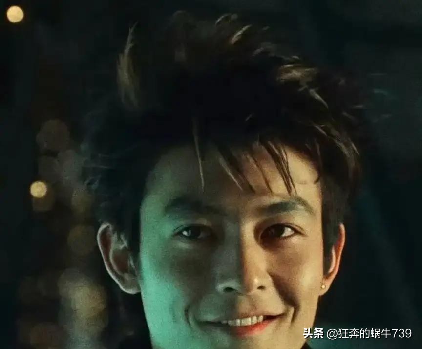 48岁的黄晓明和45岁的陈冠希同框，最扎眼的不是谁更火，是中年男人一上镜，状态立马见分晓
一个看着紧实利落，精神头还在，另一个脸上的松弛感就藏不住了。以前大家只盯着谁年轻时更帅，现在才明白，过了40岁，身材和自律真的会把人拉开一大截
黄晓明这些年靠健身把气场撑住了，陈冠希这种偏瘦的状态，反倒容易显出