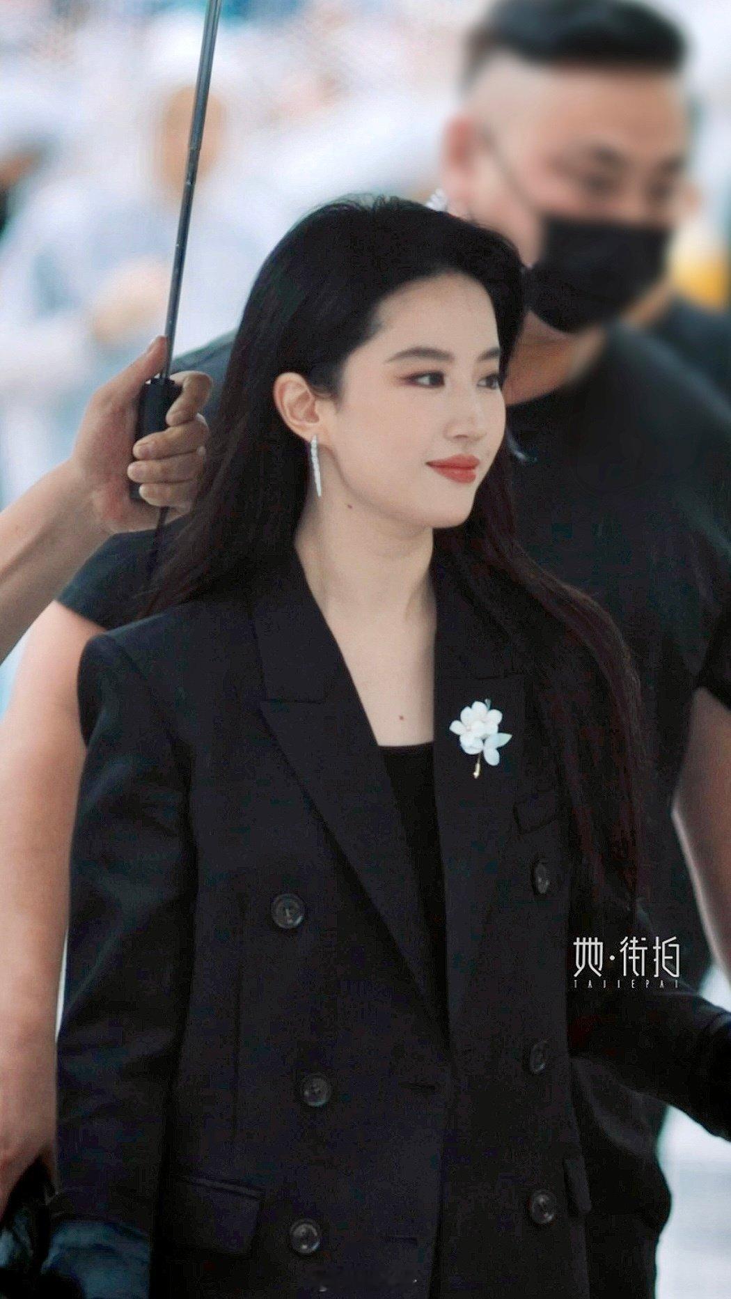 #刘亦菲像是来谈收购的#刘亦菲一出场氛围感直接炸 裂，黑西装搭配柔顺黑长直，举手投足自带压迫感。本是普通的活动现场，却穿出谈收购大佬既视感，又美又帅，独一份的老公姐气质实在太过耀眼。[吃瓜] ​