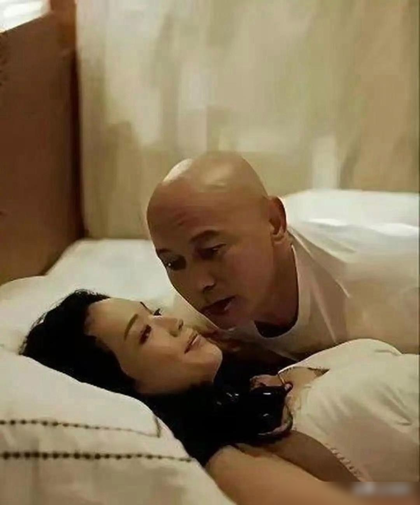 葛优当年拍《非诚勿扰》，直接撂挑子不拍吻戏。对面舒淇32岁，他嫌自己岁数大，下不去嘴。冯小刚急得转圈，最后改成靠肩膀，一个动作把戏撑住了。
你再看看现在，陈道明在《流金岁月》里跟倪妮差33岁，弹幕全是父女既视感，观众看得直犯膈应。陈建斌跟小姑娘搭戏，评论区也吵翻了天。
不是不让老戏骨谈恋爱，是那
