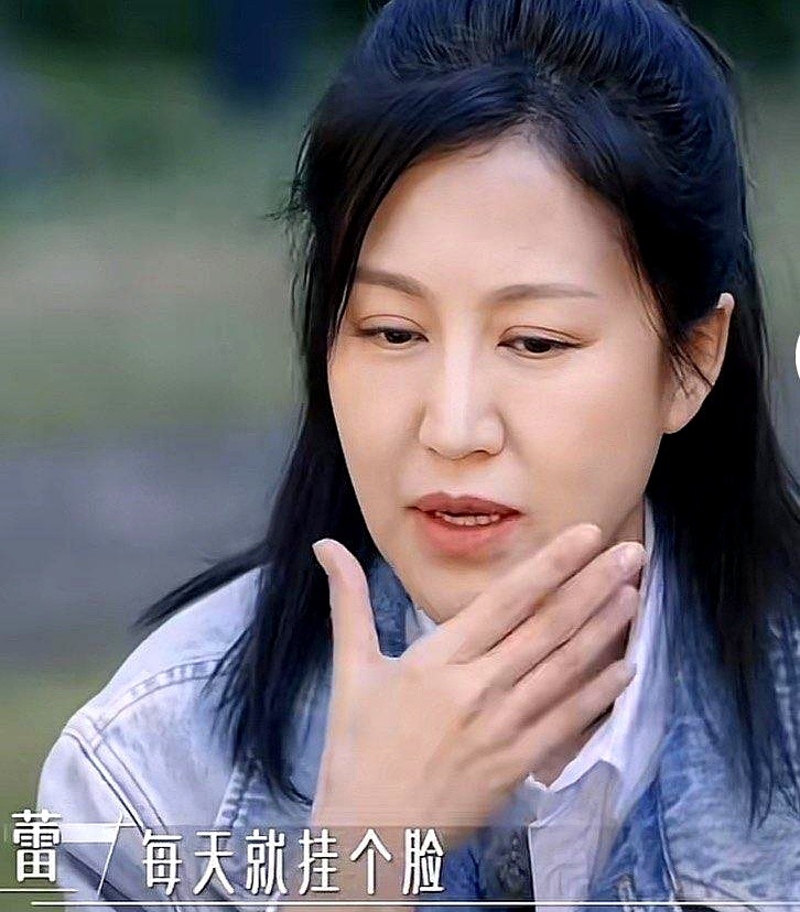 鲍蕾叹了口气，说现在跟两个女儿说话，对方连个“嗯”都懒得多给。

平时乖巧的孩子，到了青春期一样把门一摔，留爹妈在客厅干瞪眼。谢娜随口一问，鲍蕾满脸苦笑，直言现在沟通太难，问十句答不了一句。

旁边的林心如和谢娜听完，笑都僵了。林心如算算自己跟女儿的年龄差，愁得直摇头；谢娜想到自家闺女，也提前开始焦
