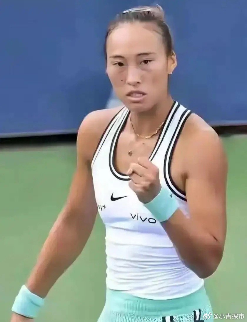 北京时间9月1日凌晨，2026年美网结束一场女单首轮的争夺。最终，澳网亚军、世界排名第121位的中国奥运冠军郑钦文在先丢一盘的情况下，连扳二盘以2‑1（4‑6/6‑3/6‑1）逆转击败女子巡回赛历史上首个10后单打冠军、世界排名第125位的俄罗斯10后新星柳托娃，晋级美网女单第2轮。 ​