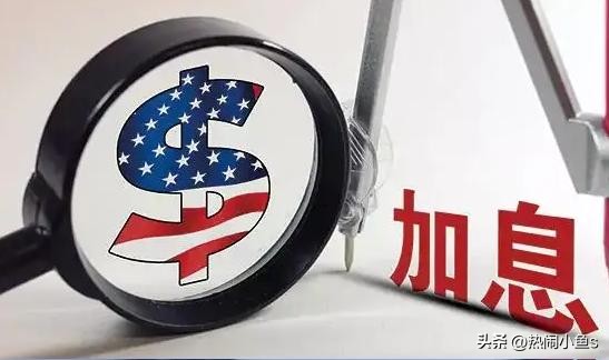时隔3年多美联储加息25个基点。

 
北京时间9月17日凌晨，全球金融市场迎来一记重磅落槌。美联储正式宣布加息25个基点，将联邦基金利率目标区间上调至3.75%—4.00%。这看似微小的25个基点，却是美联储自2023年7月之后，时隔三年多重启的加息动作。历经漫长的政策观望与调整周期，美联储货币政