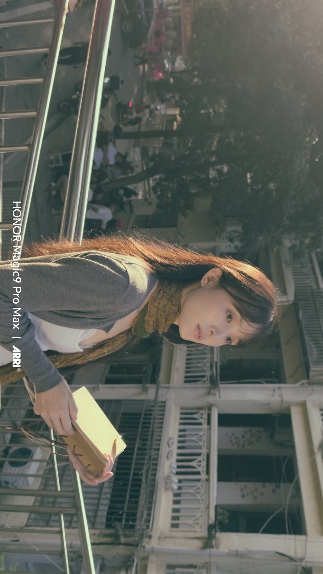 -
捕捉人间细碎的氛围感🎞
ARRI电影质感✨
光影落下来的时候，日常也变成故事。
📱荣耀Magic9 Pro Max

#微博影像年##荣耀Magic9# ​
