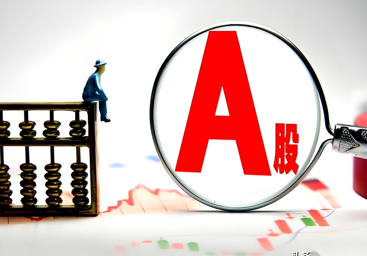 这份半导体板块的半年业绩榜单刚一出来，盯着屏幕看排名的人，滑鼠标的手直接停住了。
平时天天霸榜头条的造芯巨头们，连前三的边儿都没摸着。
排在第一行的长鑫科技，直接甩出七百多亿的净利润。这个庞大的数字砸在榜首，后面的队伍显得毫无还手之力。排在第二的江波龙刚刚跨过百亿大关；佰维存储、兆易创新带着几十亿的